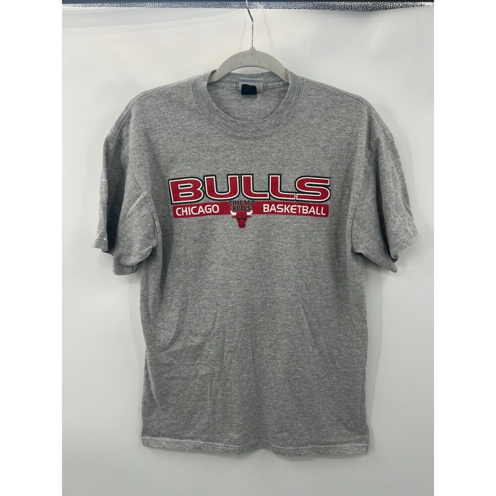 Y2K Chicago Bulls NBA Brand Silver Tag T Shirt Gray Graphic Men’s Size S